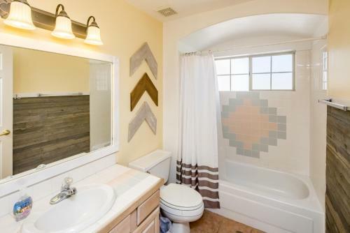 New! Desert Pool & Spa Home, Minutes To Beach!