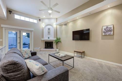 Spacious & Updated House Pool