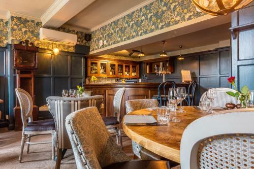 Greyhound Hotel