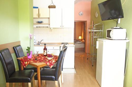 Apartments With A Parking Space Makarska - 9129