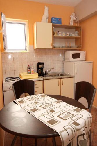 Apartments With A Parking Space Makarska - 9129