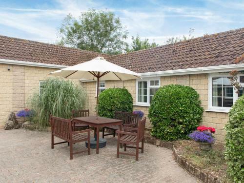 2 Luckington Stables