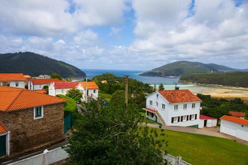 Beachfront Surf & Holiday House, Up To 12 Persons
