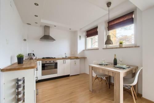 Balcony Apartment Near Old Town