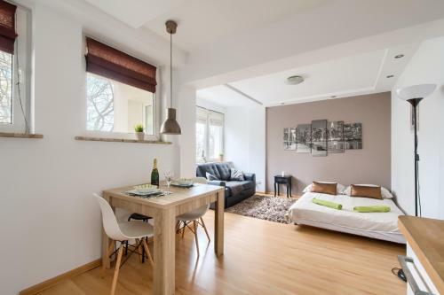 Balcony Apartment Near Old Town
