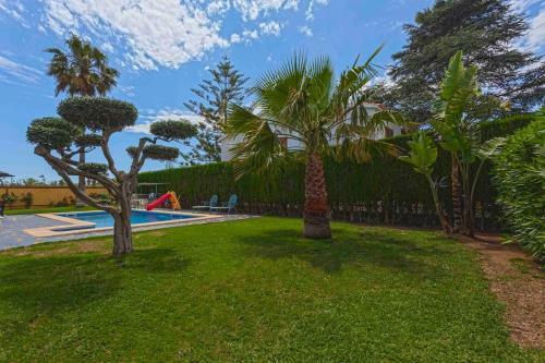 Amplio Chalet Con Gran Piscina Y Jardin