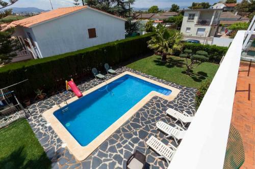 Amplio Chalet Con Gran Piscina Y Jardin