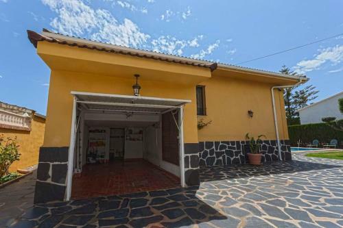 Amplio Chalet Con Gran Piscina Y Jardin