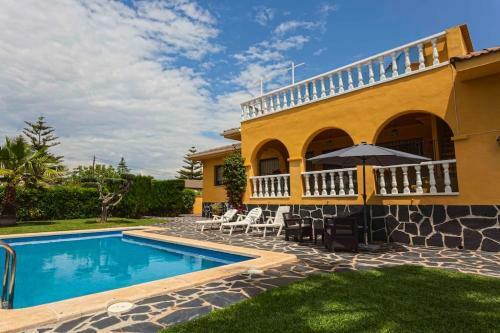 Amplio Chalet Con Gran Piscina Y Jardin