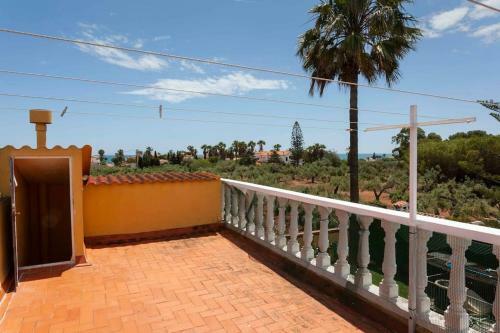 Amplio Chalet Con Gran Piscina Y Jardin
