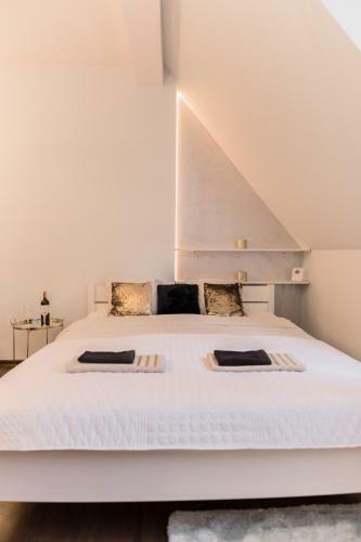 Goldeneye Apartment Center