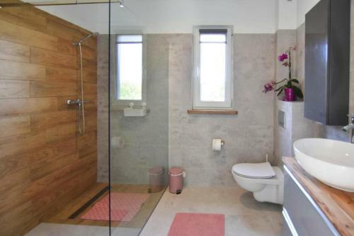 Holiday Home, Debina