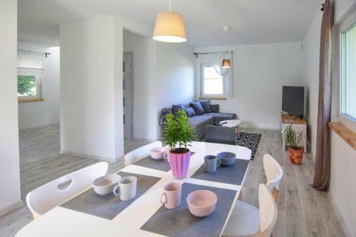 Holiday Home, Debina