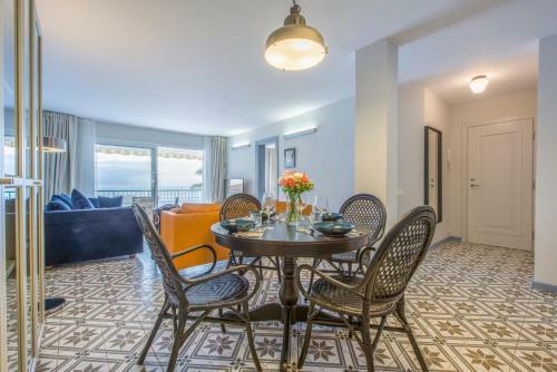 Modern, Bright And Welcoming Oceanfront Apartment