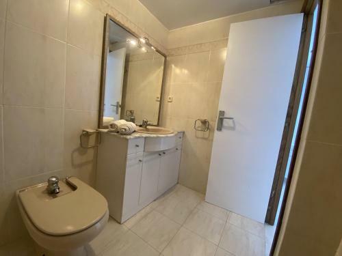 R126 Beachfront Apartment Sant Salvador