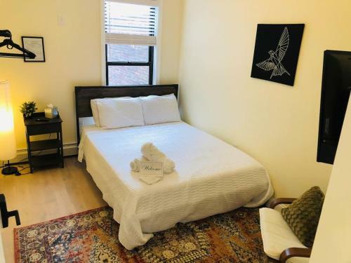 Luxury 3 Bedroom Apartment With Backyard + Close Transport