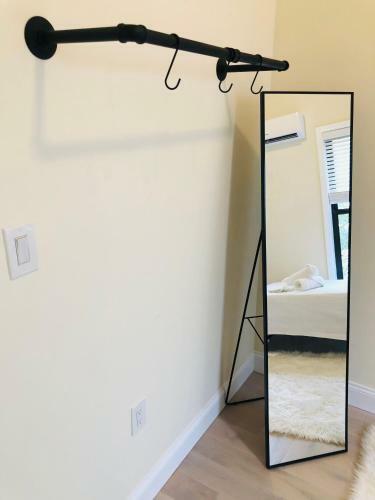 Luxury 3 Bedroom Apartment With Backyard + Close Transport