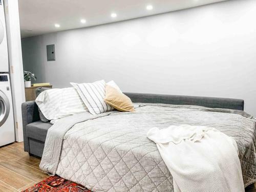 Luxury Apartment With Backyard + Close Transportation