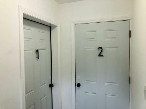 Luxury 2 Bedroom Apartment With Laundry & Close Transport