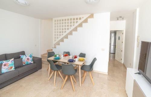 Apartamento Modern Family Home Above Swimming Pool