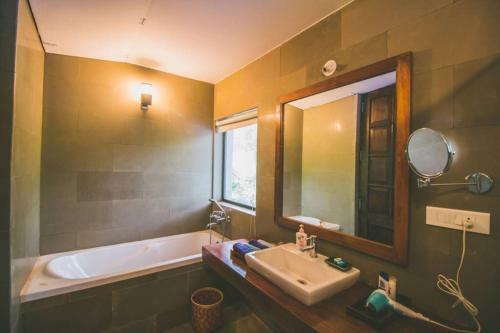 Villa Cliffhouse By Hireavilla, Candolim