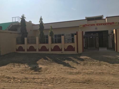 Pop 85033 Hotel Chandravanshi