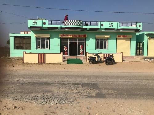 Pop 85033 Hotel Chandravanshi
