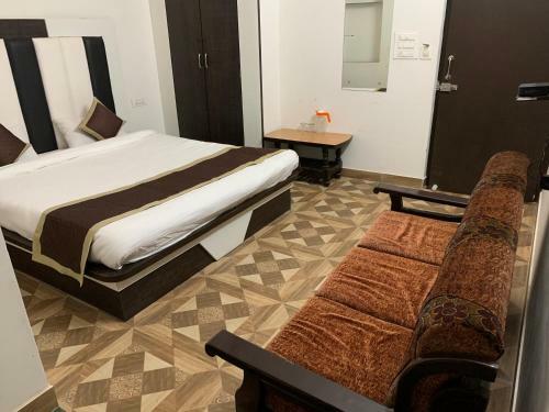 Hotel Dhanush Palace