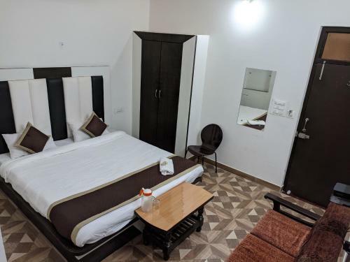 Hotel Dhanush Palace
