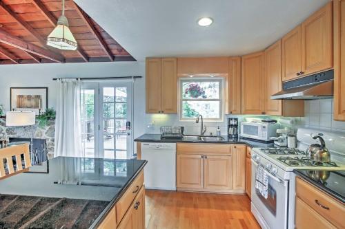 Aptos Cottage With Deck And Views, Only 2 Mi To Beach!