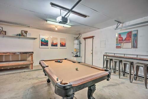 Stylish Bakersfield Getaway With Pool Table!