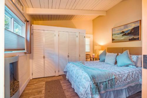 Seamist Beach Cottage, Private Beach & Ocean Views
