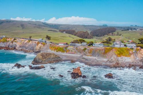 Seamist Beach Cottage, Private Beach & Ocean Views