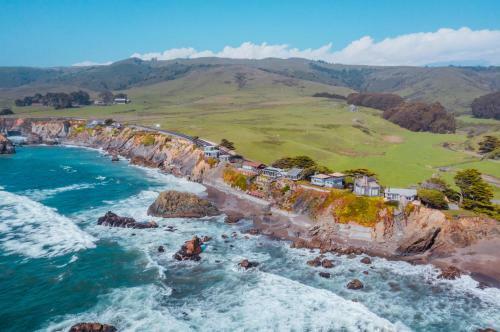 Seamist Beach Cottage, Private Beach & Ocean Views