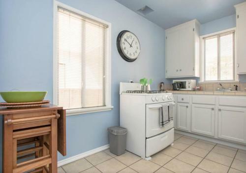 Apartamento The Burbank Sanctuary - Be Pampered - Full Kitchen