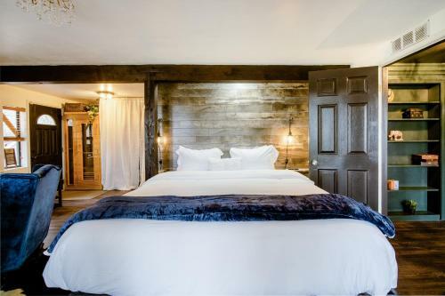 Old Hollywood Lodge-pets, Hottub-sauna, Speakeasy!