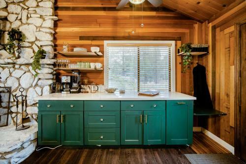 Old Hollywood Lodge-pets, Hottub-sauna, Speakeasy!