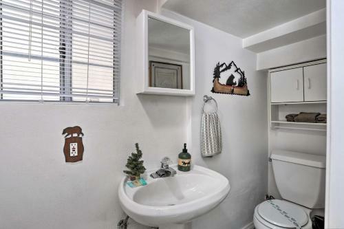 Cozy Cottage With Spacious Yard About 4 Mi To Ski!