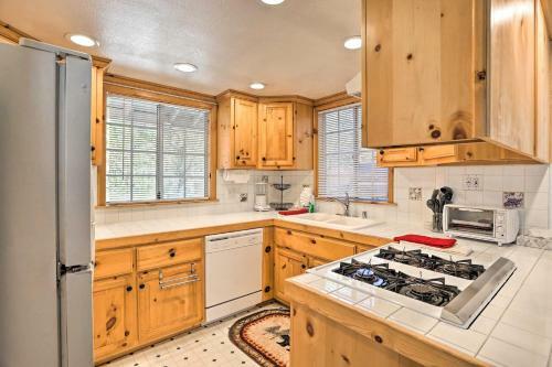 Cozy Cottage With Spacious Yard About 4 Mi To Ski!