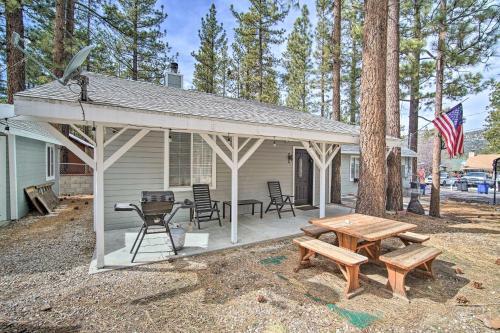 All-season Big Bear Home With Stone Fireplace!