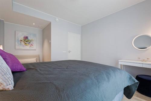 Central Apartments, Quiet With Free Parking And Ac.