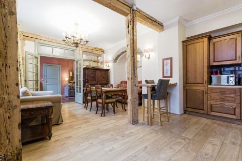 Large & Cozy Apartment In Old Town