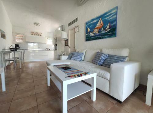 2 Bedroom Bungalow Next Yumbo Center. Free Parking