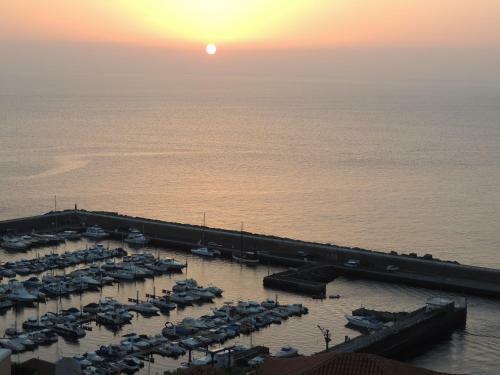 Apartamento Romantic Retreat With Marine View