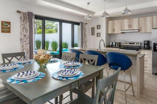 Brand-new 3-bedroom With Pool Near Beach