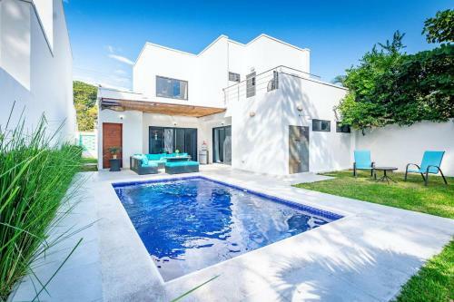 Brand-new 3-bedroom With Pool Near Beach