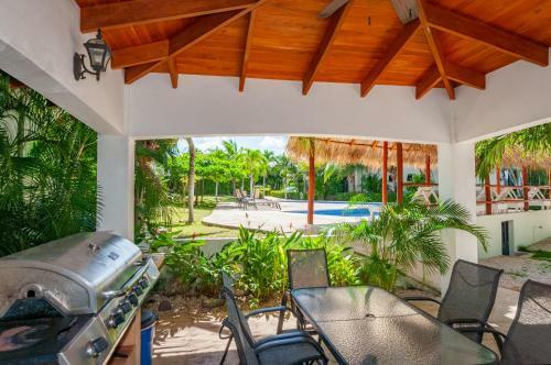 2-bedroom Ocean-view Condo In Flamingo With Pool