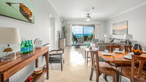 2-bedroom Ocean-view Condo In Flamingo With Pool