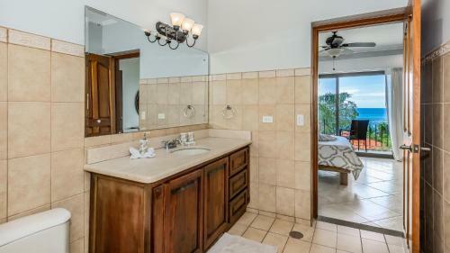 2-bedroom Ocean-view Condo In Flamingo With Pool