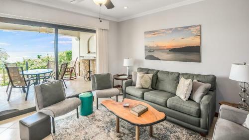 2-bedroom Ocean-view Condo In Flamingo With Pool
